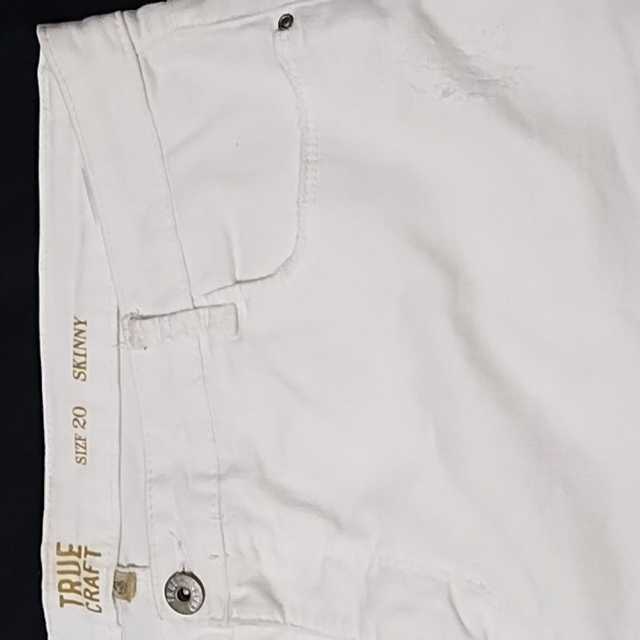 True Craft White denim jeans. Slightly distressed and with ragged leg hems. - Picture 3 of 5